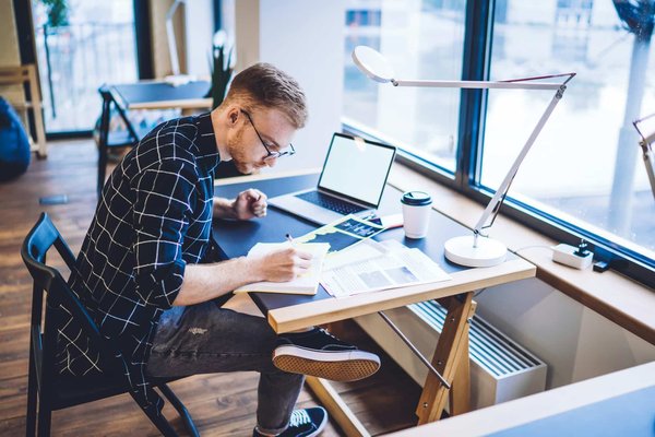 Comment les entreprises de logiciels peuvent-elles utiliser le marketing de contenu pour éduquer leurs clients?