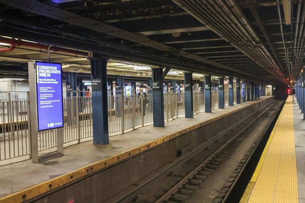 Comment choisir un bon onduleur pour protéger une station de travail contre les surtensions?