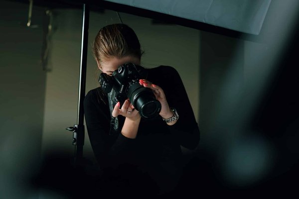 Quels sont les avantages des écrans OLED pour les photographes professionnels?