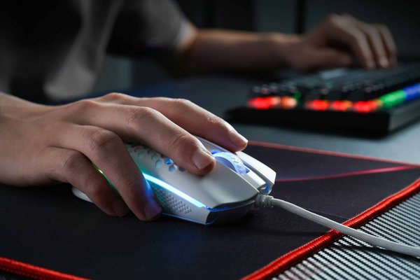 Quels sont les meilleurs accessoires pour améliorer la précision de votre souris gaming en 2024 ?